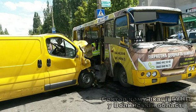 У Луцьку зіткнулися маршрутка й мікроавтобус: 11 постраждалих
