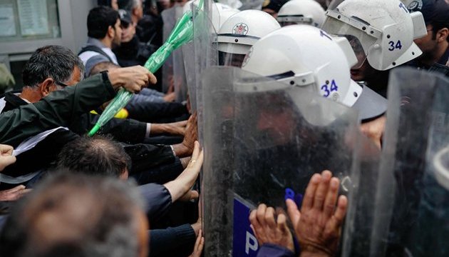 Туреччина вчила гуманності нашу поліцію: «сльозогін» і світлошумові гранати