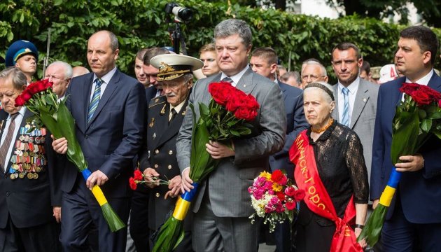 Top officials honored war victims in Ukraine