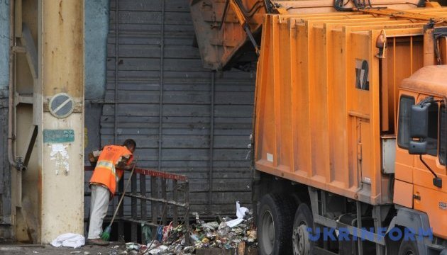 Жителі Вінниччини третю добу блокують фури з львівським сміттям