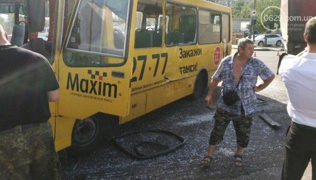 У Маріуполі зіткнулися автобус, фура і маршрутка - 16 постраждалих