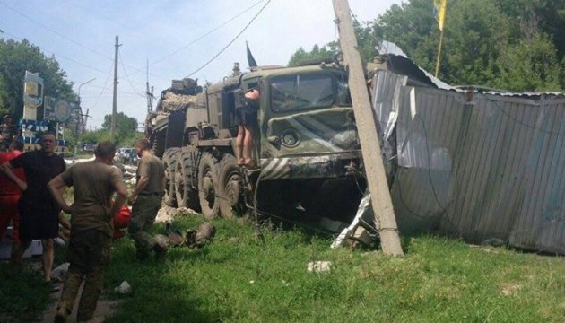 На Луганщині тягач врізався в блокпост: загинув поліцейський, четверо травмованих