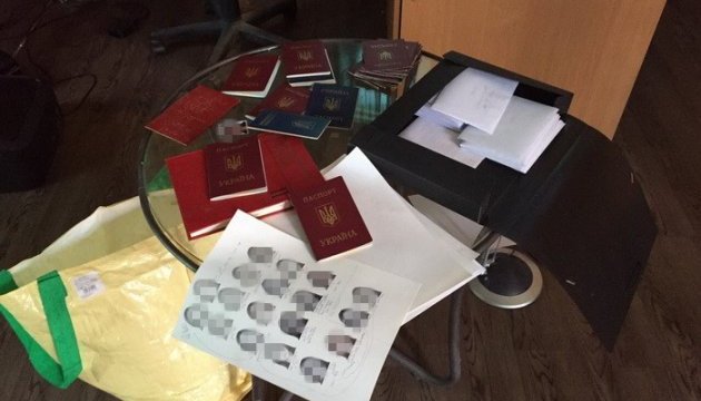 СБУ накрила шахраїв, які штампували фальшиві закордонні паспорти