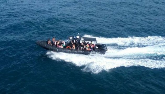 У водах Малазії врятували 22 пасажирів перекинутої яхти