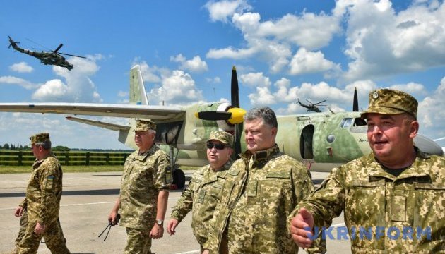 Порошенко сказав, чому Україна не застосовує на Донбасі авіацію 