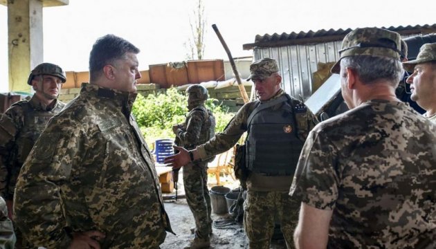 Präsident Poroschenko inspiziert Stellungen an der Frontlinie