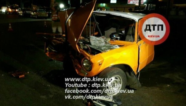 ДТП у Києві: два легковика врізалися в кран, є постраждалі