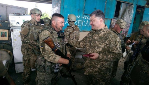 President Poroshenko: Demobilized servicemen to be replaced with contract soldiers