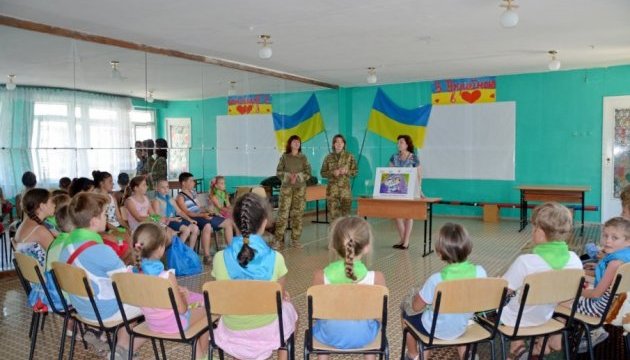 Військові провели з дітьми в Маріуполі урок з мінної небезпеки