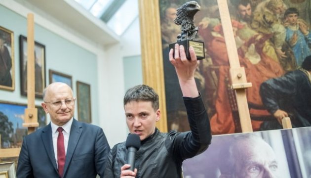 Савченко у Польщі нагородили як борця за «гідність і гордість»
