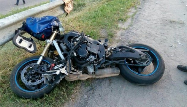 На Київщині мотоцикліст на великій швидкості влетів у легковик, є загиблі