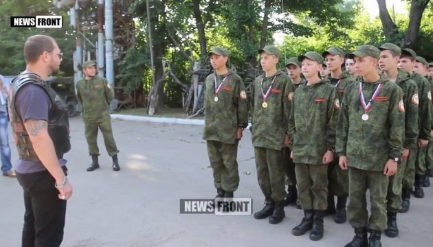 Школярів з ЛНР навчає стрільбі російське Міноборони