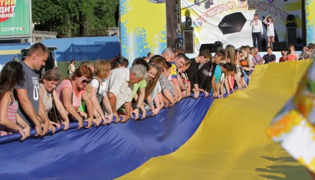 Patriotischer Flashmob: Größte Nationalflagge in Dnipro entrollt
