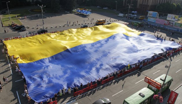 第聂伯市展开最大的乌克兰国旗