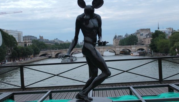 Виставка-інсталяція скульптора Урда завершилася на паризькому мосту