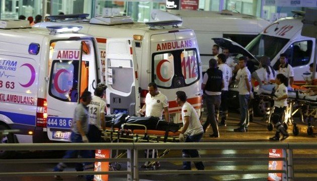 У мережі з’явилися кадри атаки на аеропорт Стамбула