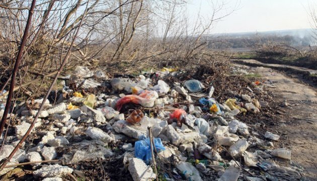 Львівські сміттєвози спіймали на звалищі в Дніпропетровській області