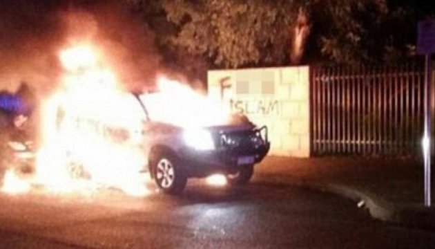 У Перті біля мечеті вибухнуло авто