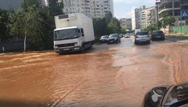 У Києві цілий район затопило іржавою водою