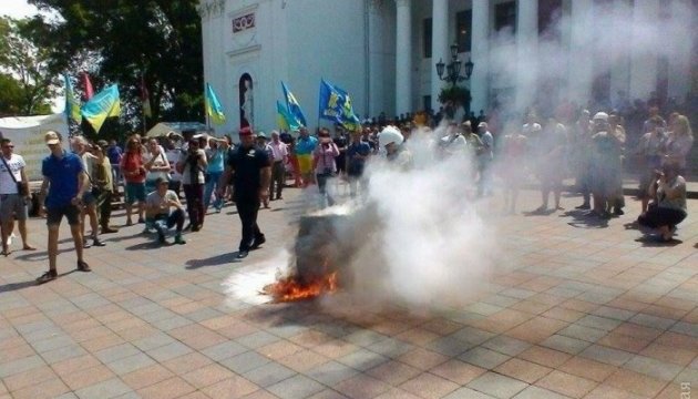 Біля Одеської міськради запахло смаленим - пікетники палять шини