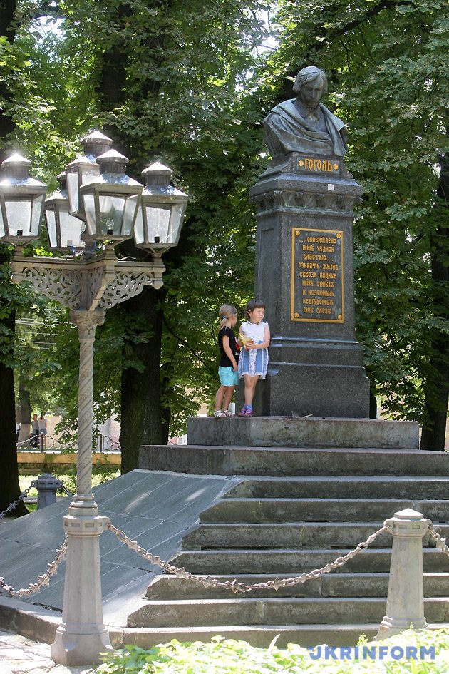 Пам'ятник Миколі Гоголю