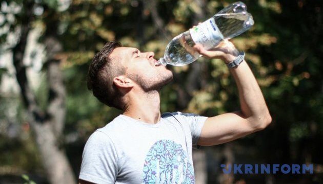 У Києві - аномальна спека: чого не можна їсти і пити, аби не зомліти 