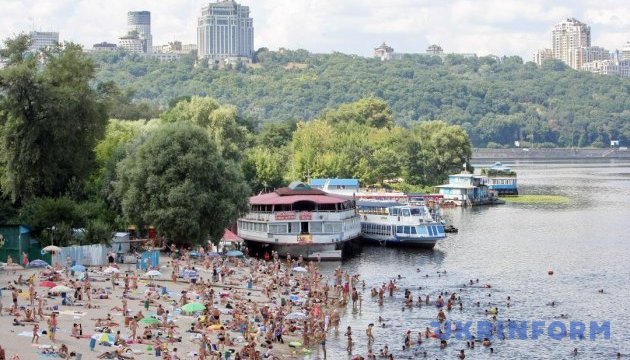 Українців у п'ятницю чекає спека до 34°С і дощі