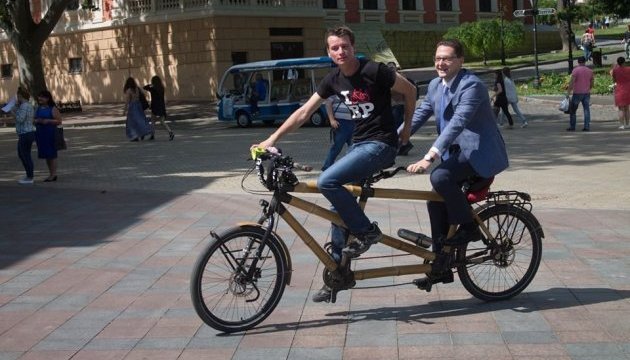 Двоє австрійців приїхали до Чернівців на бамбуковому велосипеді