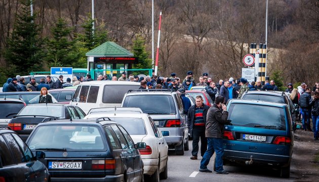 1,080 vehicles piled up at Ukrainian-Polish border