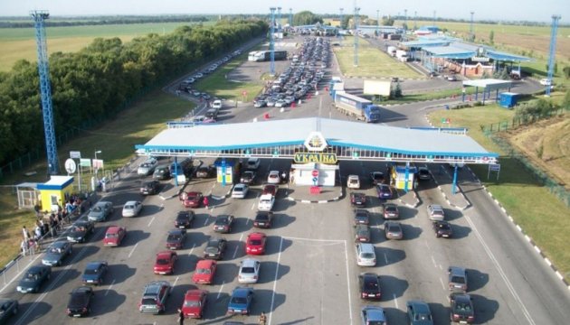 Nearly 1100 vehicles piled up at Ukrainian-Polish border