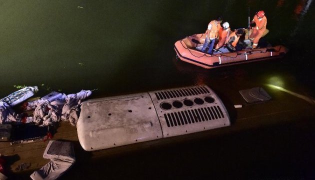 У Китаї автобус із 30 пасажирами впав у річку. Врятували чотирьох