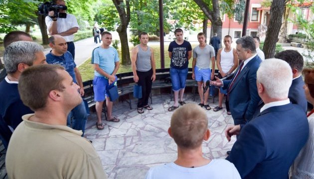 Порошенко відвідав українських бійців, які проходять реабілітацію в Болгарії