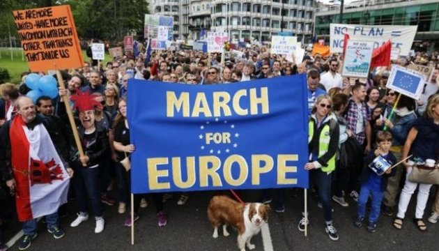 У Лондоні «майдан» прийшов під парламент: просити залишитись в ЄС 
