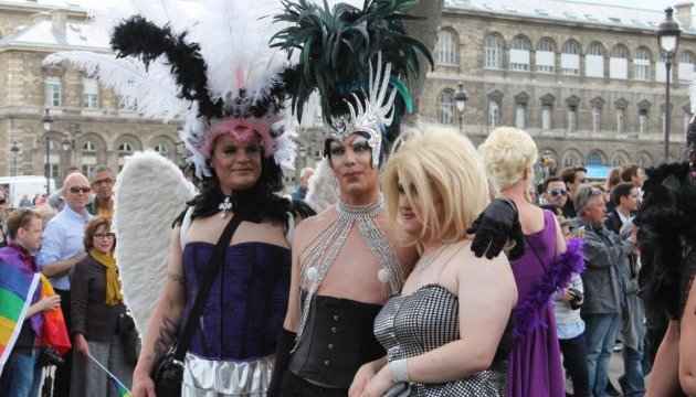 Не страшні нам терористи: у Парижі відбувся гей-парад