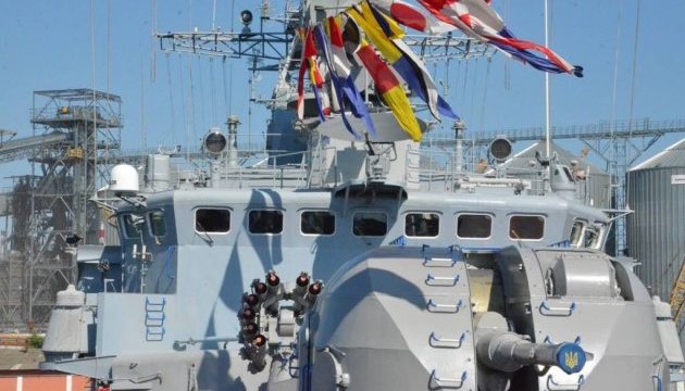 Президент передав флоту два нові артилерійські катери