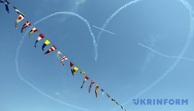 В Одесі день ВМС святкували виставкою, авіашоу і живим 
