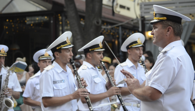 Керівники держави привітали військових моряків із 25-річчям ВМС