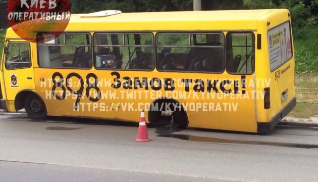 У Києві у маршрутки на ходу відлетіло колесо