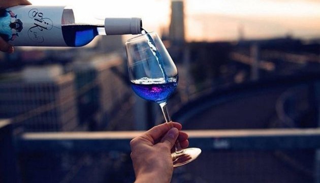 Іспанці почали виробляти вино синього кольору