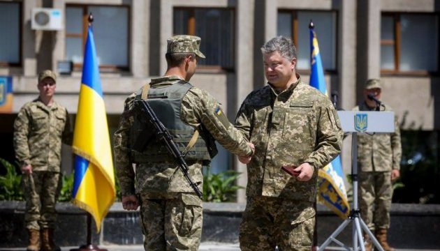 Порошенко у Слов’янську вручив нагороди 26 українським військовим