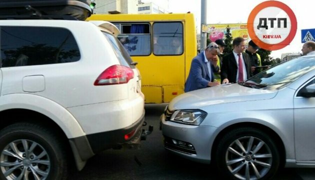 У Києві автівка посольства РФ протаранила позашляховик