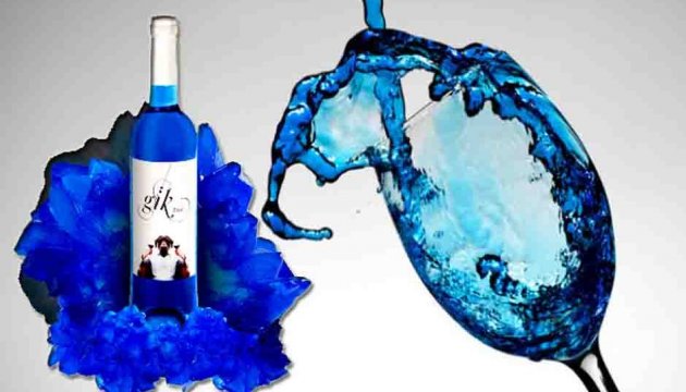 Los españoles lanzan al mercado un vino de color azul