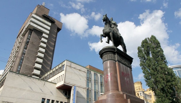 Пам'ятник Щорсу виходить за межі комуністичної ідеї - мистецтвознавець
