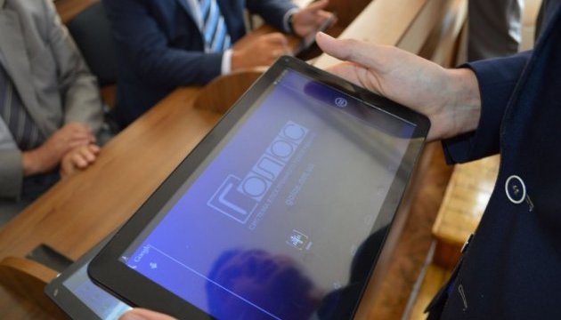 Депутати райради на Вінниччині голосують із планшетами
