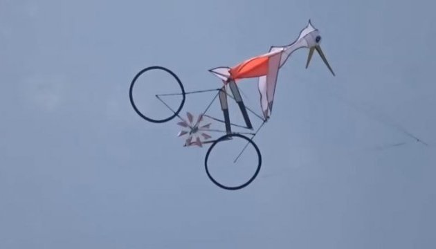 У Тайвані запустили в небо чаплю на велосипеді
