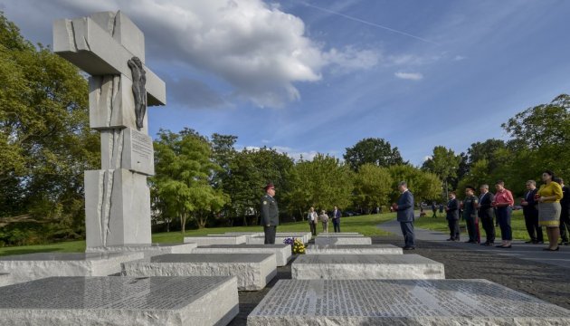 Порошенко у Варшаві вшанував пам'ять жертв Волинської трагедії 
