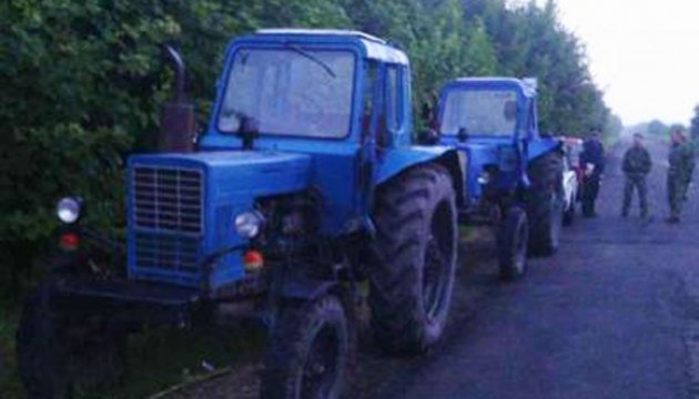 Прикордонники не пропустили крадені в Росії трактори на територію Луганщини