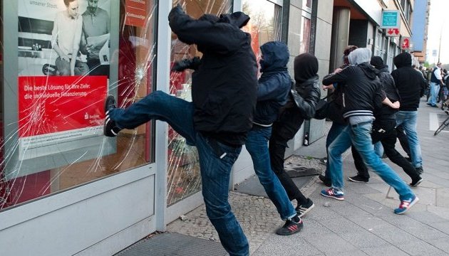 Демонстрація у Берліні закінчилася бійками і спаленням автівок