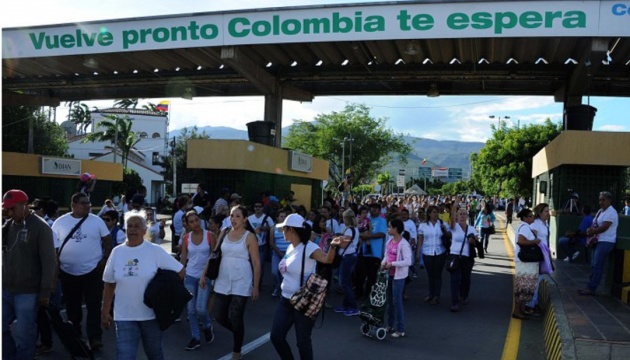 Тисячі венесуельців кинулися в Колумбію по продукти та ліки