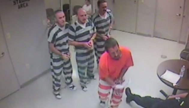 У Техасі ув'язнені вирвалися з камери, щоб врятувати наглядача